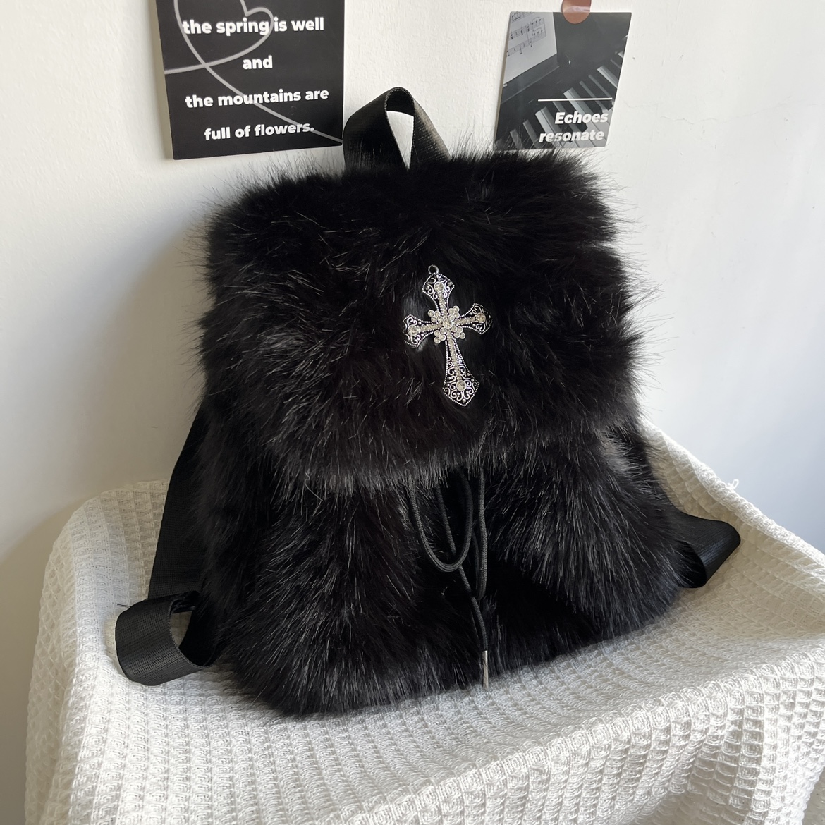 Mochila Y2K con diseño peludo  - Interior Design School reseña y precio