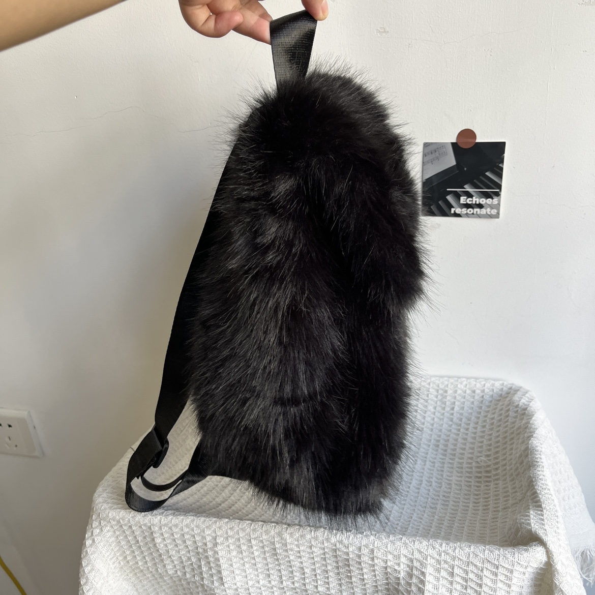 Mochila Y2K con diseño peludo  - Interior Design School reseña y precio